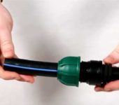 Le raccordement des tuyaux en polyéthylène sur les raccords à compression est serré à la main