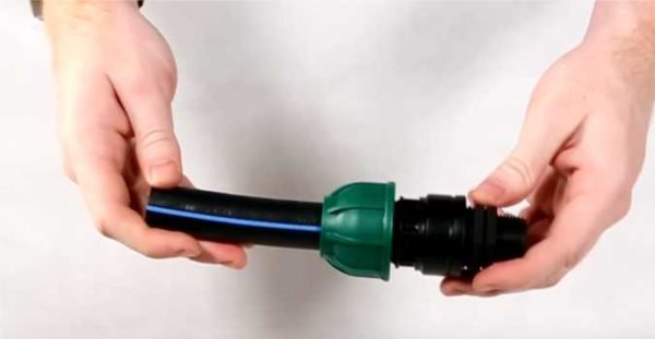 Le raccordement des tuyaux en polyéthylène sur les raccords à compression est serré à la main