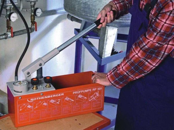 Il s'agit d'une pompe manuelle pour les tests de pression, avec laquelle vous pouvez pomper du liquide de refroidissement pour les systèmes de chauffage