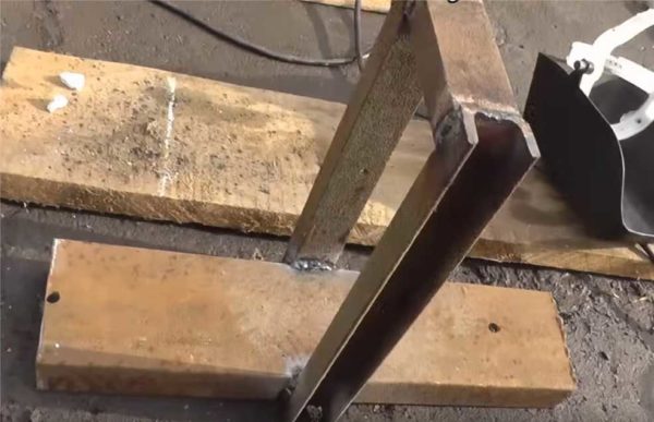 Voici à quoi ressemble le lit dans les montants soudés pour la fixation d'un rouleau mobile