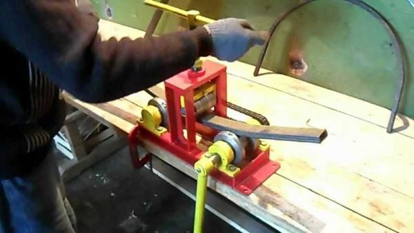 Une cintreuse pour un tuyau profilé de vos propres mains peut être fabriquée dans différentes tailles