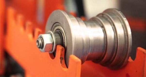 Rouleaux pour cintrer des tubes profilés de différentes largeurs
