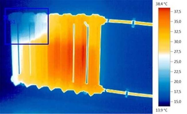 L'air dans le radiateur de chauffage interfère avec la circulation normale du liquide de refroidissement. Cela provoque un mauvais échauffement de la batterie.