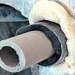 Un tuyau est inséré dans le trou fait, il est en mousse, un câble y est enfilé