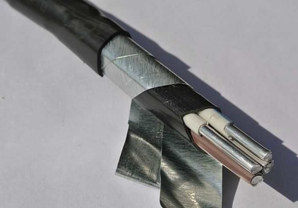 Le câble blindé a trois gaines, le câble régulier en a une