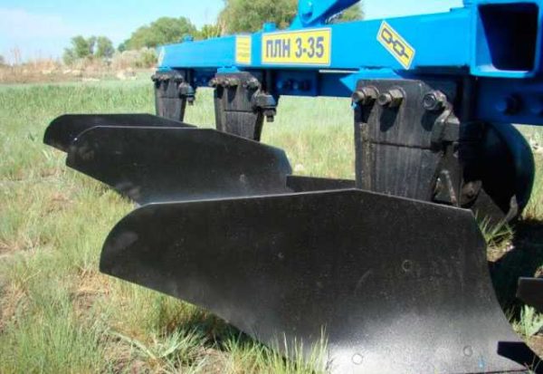 Petite charrue de tracteur
