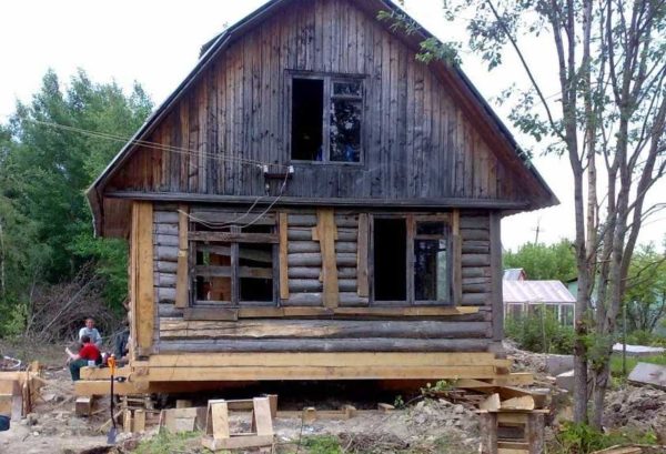 Une petite maison ne peut être soulevée que dans deux coins