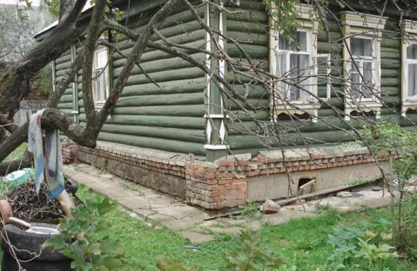 En cas de problème avec la fondation, la solution est de surélever une maison en bois et de remplacer ou reconstruire la base