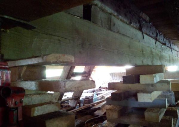 Cette conception est plus fiable pour soutenir la maison en rondins.