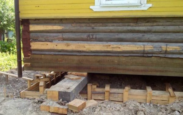 Ils élèvent une maison en bois le plus souvent pour effectuer la reconstruction ou le remplacement de la fondation