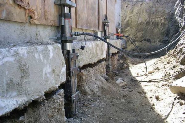 C'est ainsi qu'un bloc ou une maison à ossature est soulevé - de nombreux vérins hydrauliques contrôlés à partir d'un point