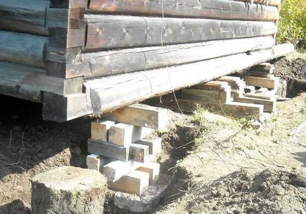 Tout d'abord, les planches sont posées, puis, à mesure qu'elles montent, elles sont remplacées par une barre pliée dans un puits)