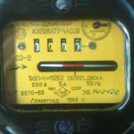 Il existe des compteurs d'électricité qui n'ont pas de chiffres après la virgule décimale. Ensuite, lors de la prise de mesures, écrivez tous les nombres