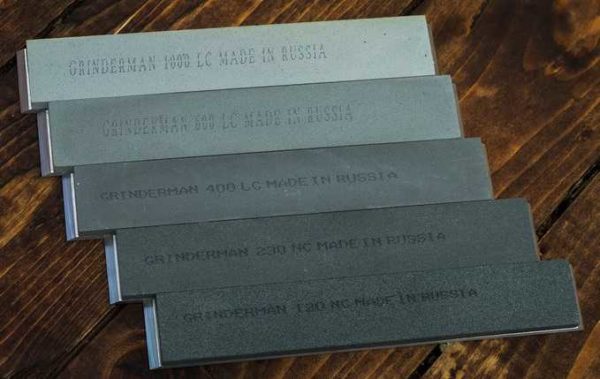 Des barres pour affûter les couteaux sont nécessaires avec un grain moyen et fin, pour la finition (polissage), vous pouvez en prendre une autre très fine