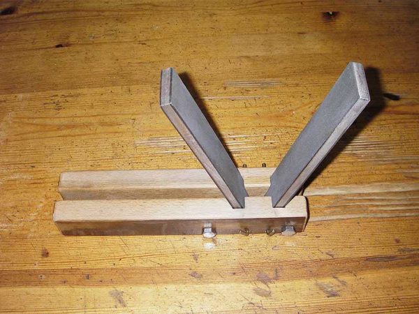 Les supports pivotants vous permettent de définir un angle prédéterminé, puis de le fixer à l'aide d'agneaux