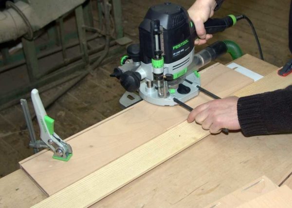 Les pièces doivent être solidement fixées. Il est préférable d'utiliser des pinces