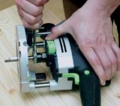 Le travail avec un routeur manuel pour le bois et d'autres matériaux commence par l'installation d'un routeur