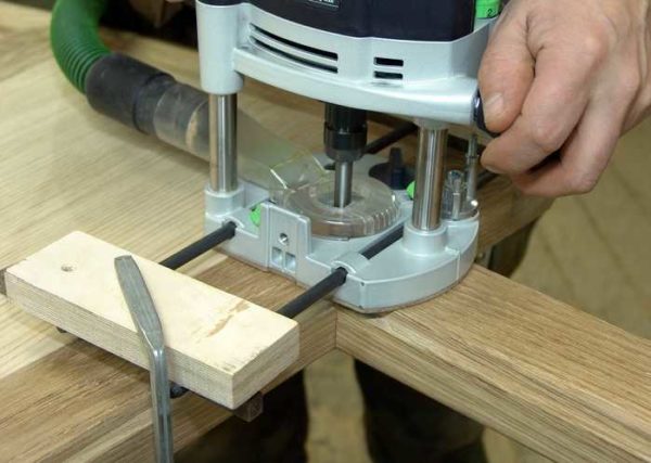 Un des modèles - avec un aspirateur connecté pour éliminer les copeaux