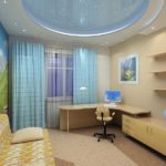 Le plus souvent, si le plafond est à deux niveaux ou plus, des lampes encastrées sont placées le long du bord du deuxième niveau et un lustre est installé au centre du premier.