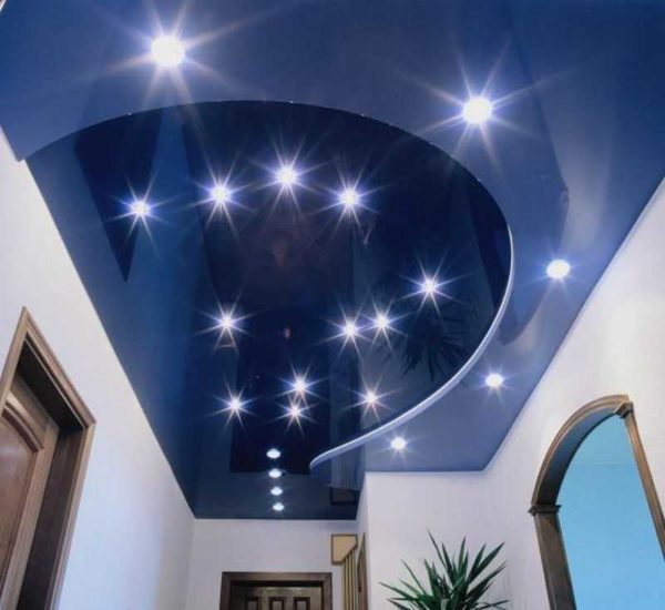 La meilleure option est les ampoules LED. Ils ne chauffent pas et la lumière ne pénètre pas dans l'espace du plafond