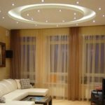 Le centre de cet intérieur est un canapé, qui est souligné par la composition au plafond.