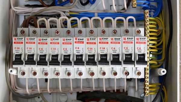 Lors de la connexion d'appareils électroménagers puissants, une ligne électrique séparée est tirée du blindage. Dans ce cas, le choix de la section du câble est un peu plus facile - une seule valeur de puissance ou de courant est requise
