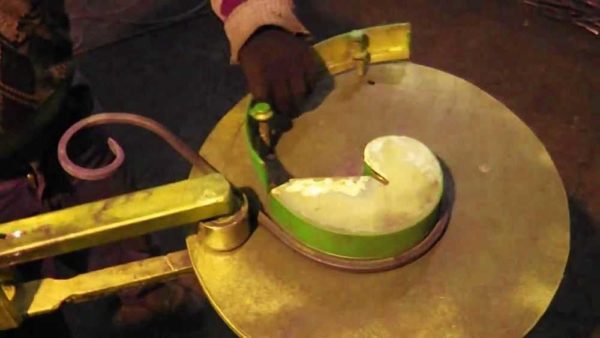 L'une des machines de forgeage à froid faites maison