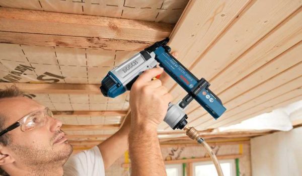 Les agrafeuses pneumatiques fonctionnent à l'air comprimé à partir d'un compresseur