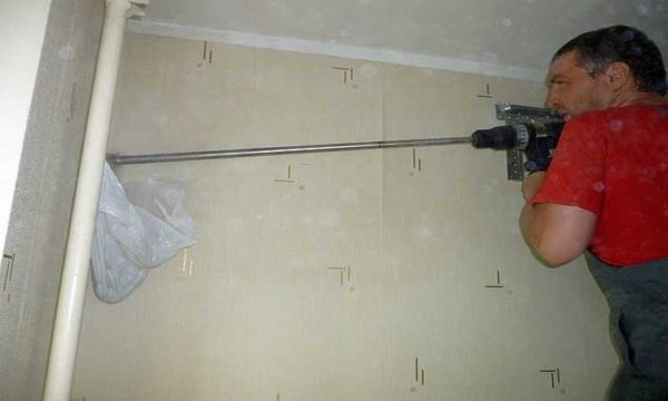 Nous forons un trou pour la piste pour installer le climatiseur de nos propres mains