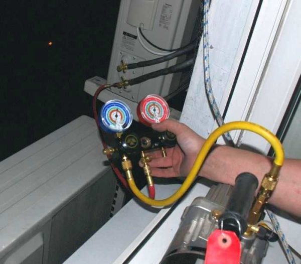 Aspirer le climatiseur à l'aide d'une pompe