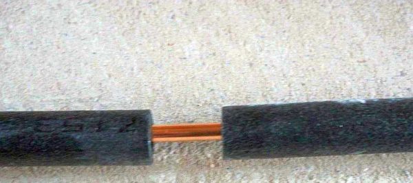 L'isolation thermique est placée sur les tubes en cuivre, ils sont assemblés très étroitement et le joint est collé avec du ruban métallisé (aluminium)