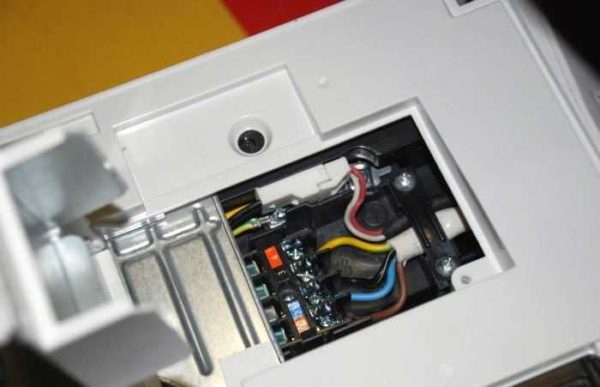 Il ressemble à un port pour connecter un câble électrique