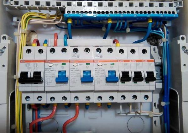 Les difautomats servent à protéger le câblage des charges accrues et une personne contre les chocs électriques