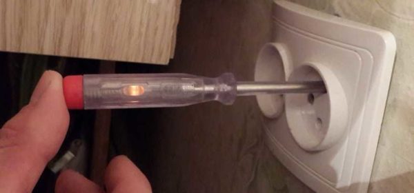 Un tournevis indicateur doit être dans le kit de l'électricien