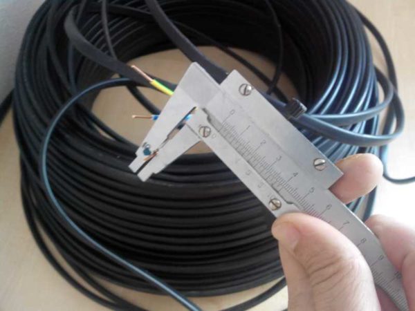 Un pied à coulisse ou un micromètre est nécessaire pour déterminer la section transversale réelle du fil