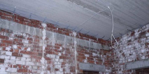 La fixation du câble au plafond prend du temps