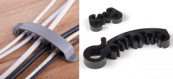 Clips en plastique pour câbles sur la table