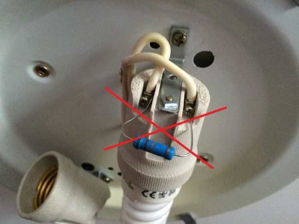Ici, vous pouvez voir où vous devez connecter la résistance, mais vous ne devriez pas le faire comme sur la photo: c'est facile à court