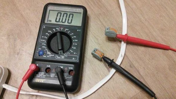 Mesure du courant alternatif avec un multimètre électronique
