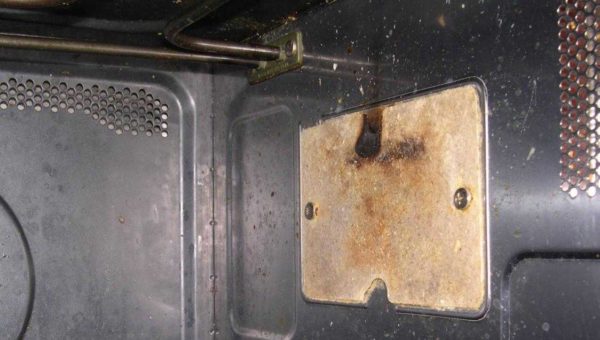 L'assombrissement est visible sur la plaque de mica