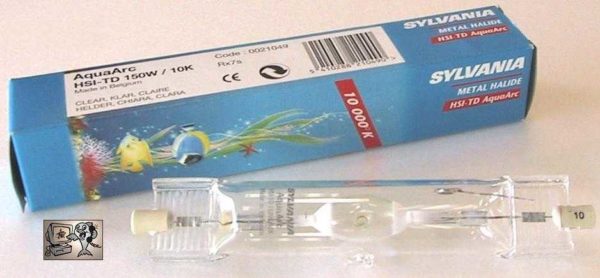Voici à quoi ressemble une lampe halogène métal. Les supports sont placés sur le couvercle, dans lequel les contacts sont insérés