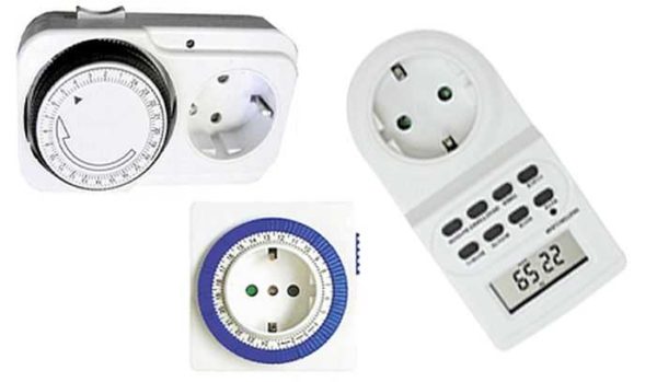Relais temporisés de différents types installés dans la prise