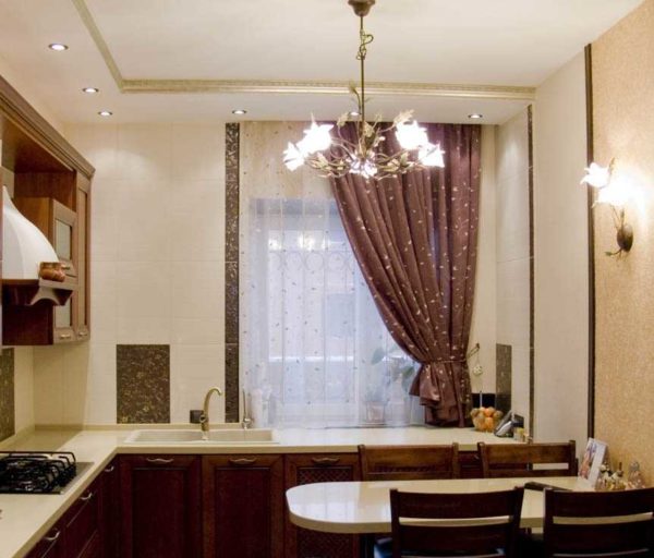 Éclairage général traditionnel - un lustre au milieu du plafond