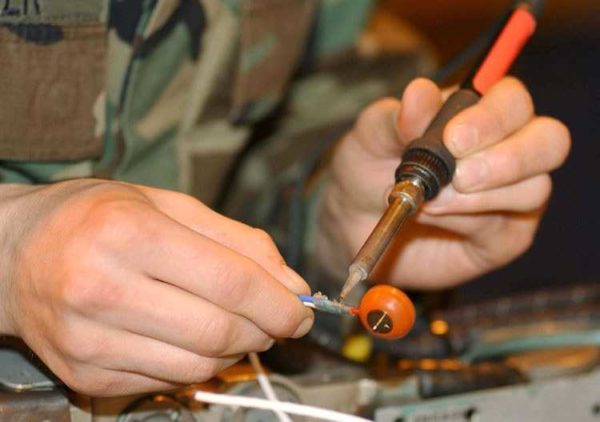 Le plus souvent, les fils de cuivre doivent être soudés, par exemple sur des écouteurs, lors de la réparation d'appareils électroménagers, etc.