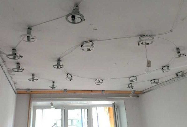 Préparé pour l'installation de plafonds tendus