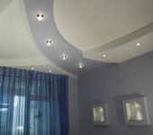 L'utilisation de luminaires encastrés permet un éclairage uniforme. De plus, vous pouvez choisir un beau placement de projecteurs au plafond