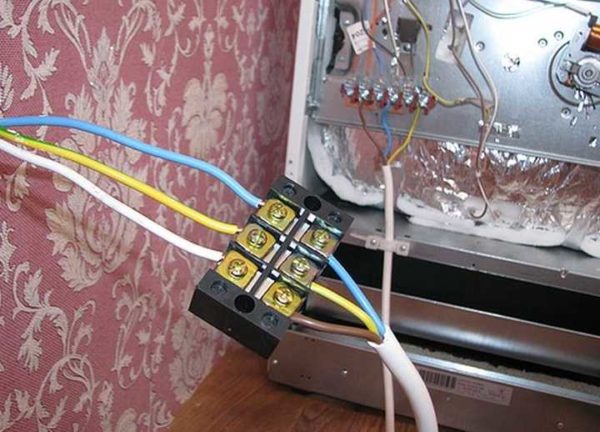 Utilisation du bornier pour le raccordement électrique du four