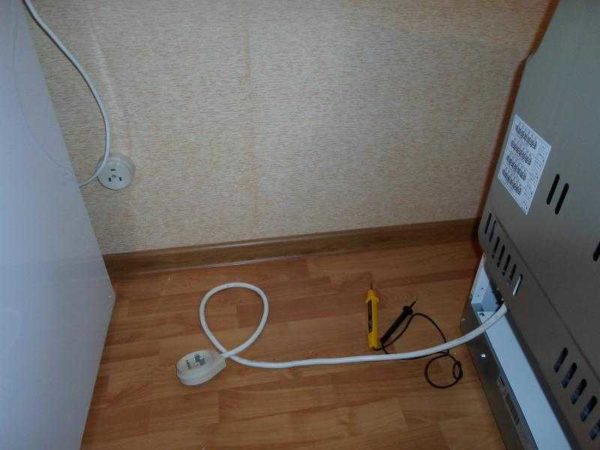 Dans certains cas, le cordon d'alimentation avec une fiche est déjà connecté au four