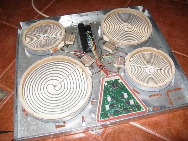 En retirant la plaque en céramique, on accède aux composants électriques