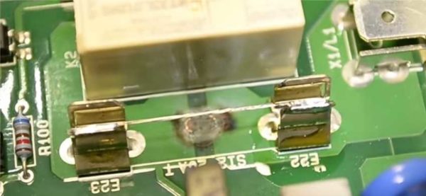 Ce sont des supports pour installer un fusible - une ampoule en verre avec un fil à l'intérieur